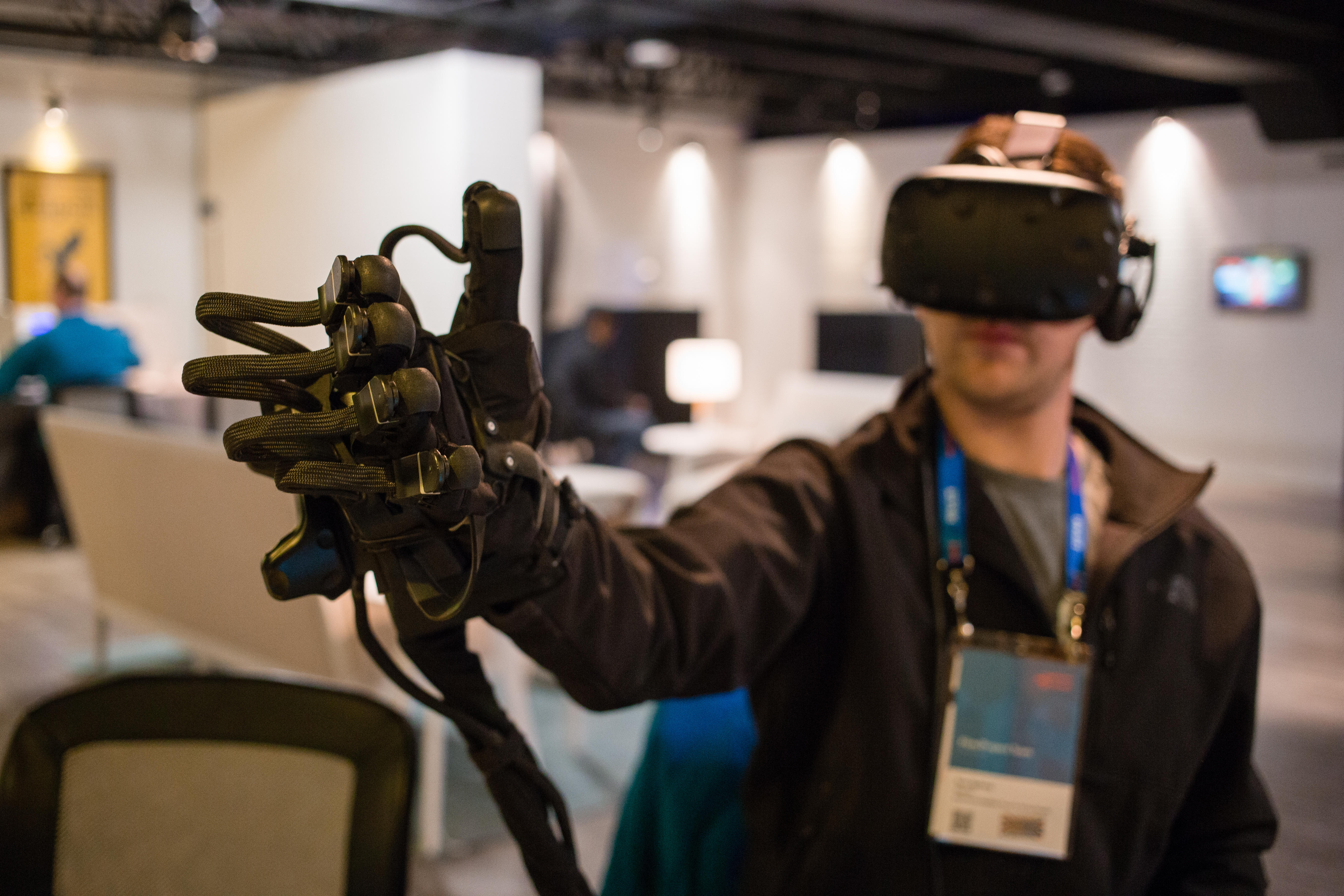 Vr touch. VR перчатки Noitom hi5 Glove-STEAMVR. Noitom hi5 VR Glove Business Edition. Виртуальная реальность лучник. Лори Сингер виртуальная реальность.